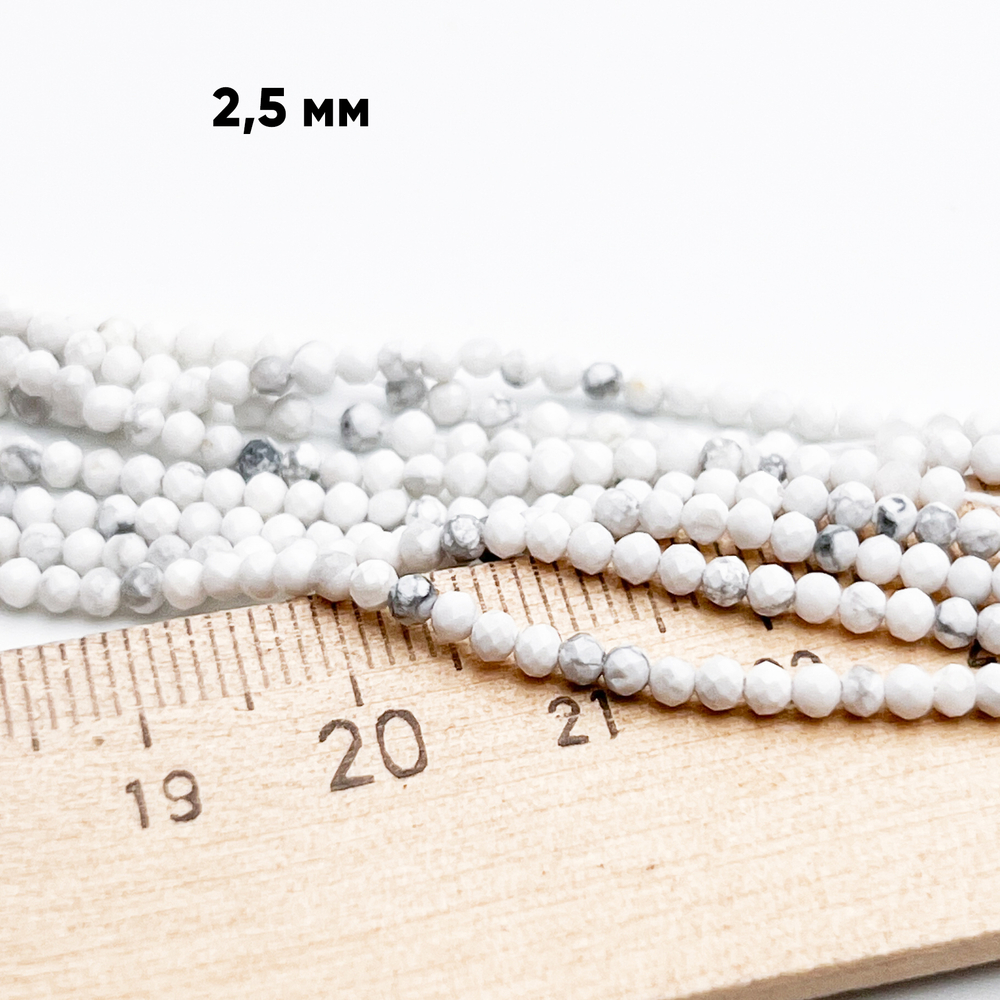 Магнезит граненый бусины, диаметр около 2,4 мм, цена за нить 38 см
