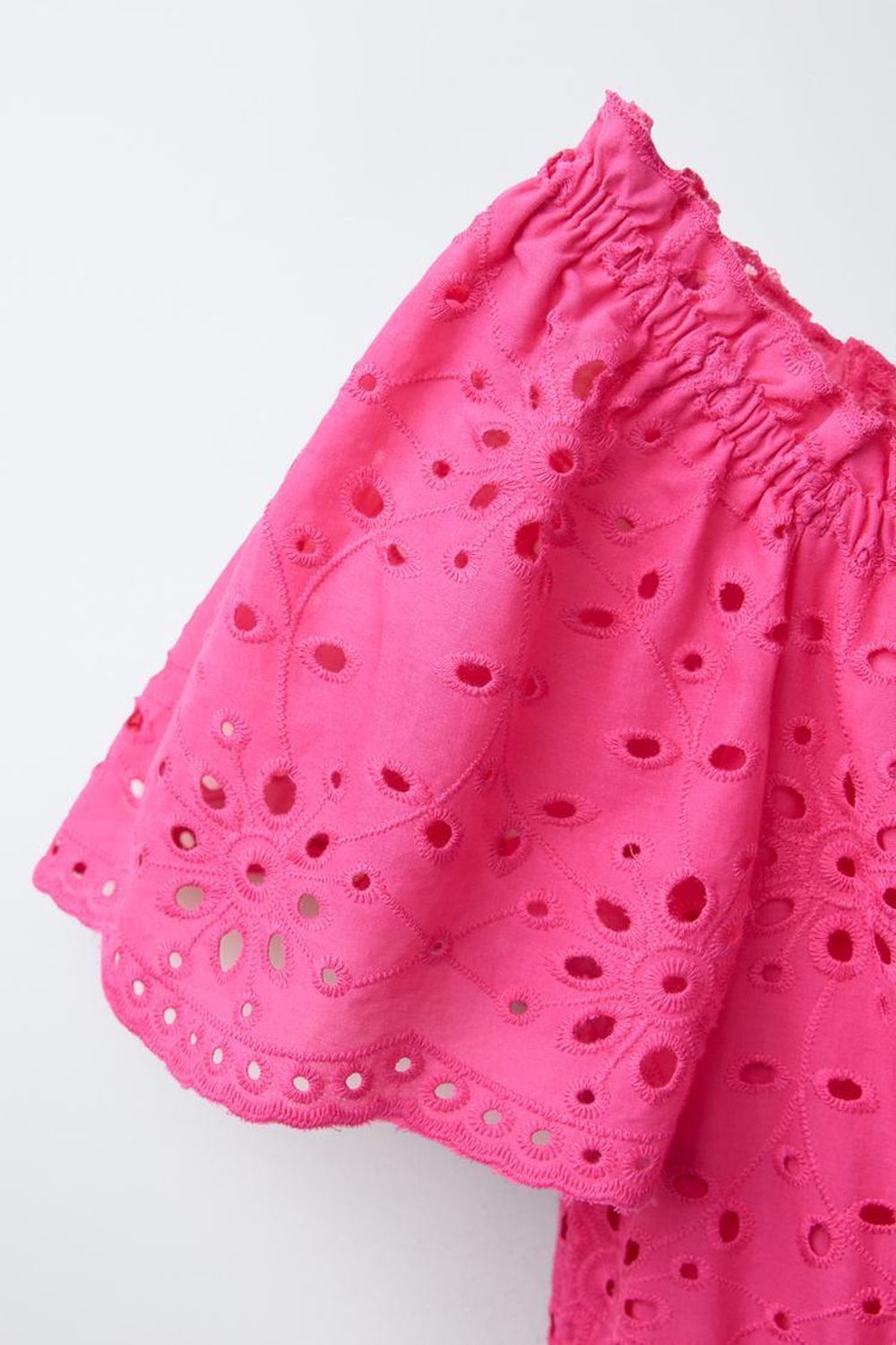 ZARA КОРОТКИЙ КОМБИНЕЗОН С ВЫШИВКОЙ ШИФФЛИ, ЦВЕТ ФУКСИИ