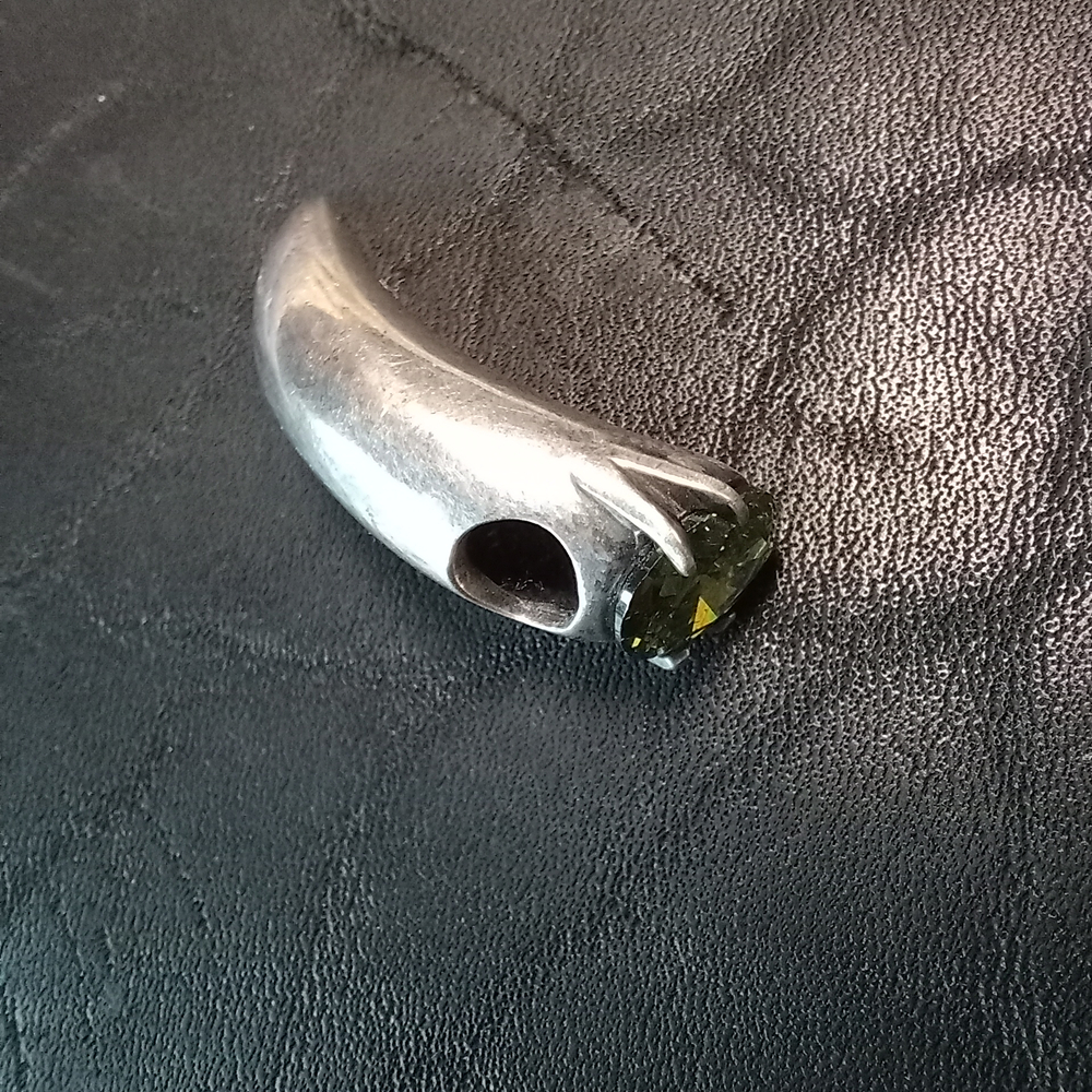 Подвеска "Клык с камнем"