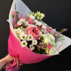 Букет из микса роз и хризантем с эустомой