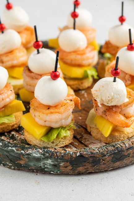 Канапе с креветкой, манго и моцареллой, 20 шт.