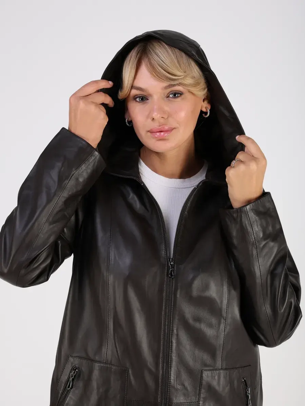 Кожаная куртка демисезонная с капюшоном