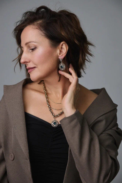 Колье из витой и тонких цепочек с круглым кулоном с синими и светлыми кристаллами