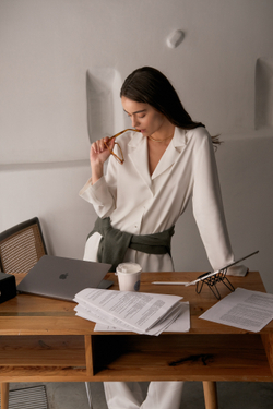 Струящаяся рубашка, базовая рубашка, белая рубашка, черная рубашка, шелковая рубашка, рубашка для сна, элегантная рубашка, роскошная рубашка, мягкая рубашка для сна, стильная струящаяся рубашка, женская домашняя одежда, соблазнительная домашняя одежда, домашняя одежда из шелка, классическая базовая рубашка, модная белая рубашка, премиум черная рубашка, утонченная шелковая рубашка, комфортная рубашка для сна, шикарная элегантная рубашка, роскошная ночная рубашка, свободная рубашка, рубашка с длинным рукавом, белая рубашка, белая женская рубашка, белая шелковая рубашка.