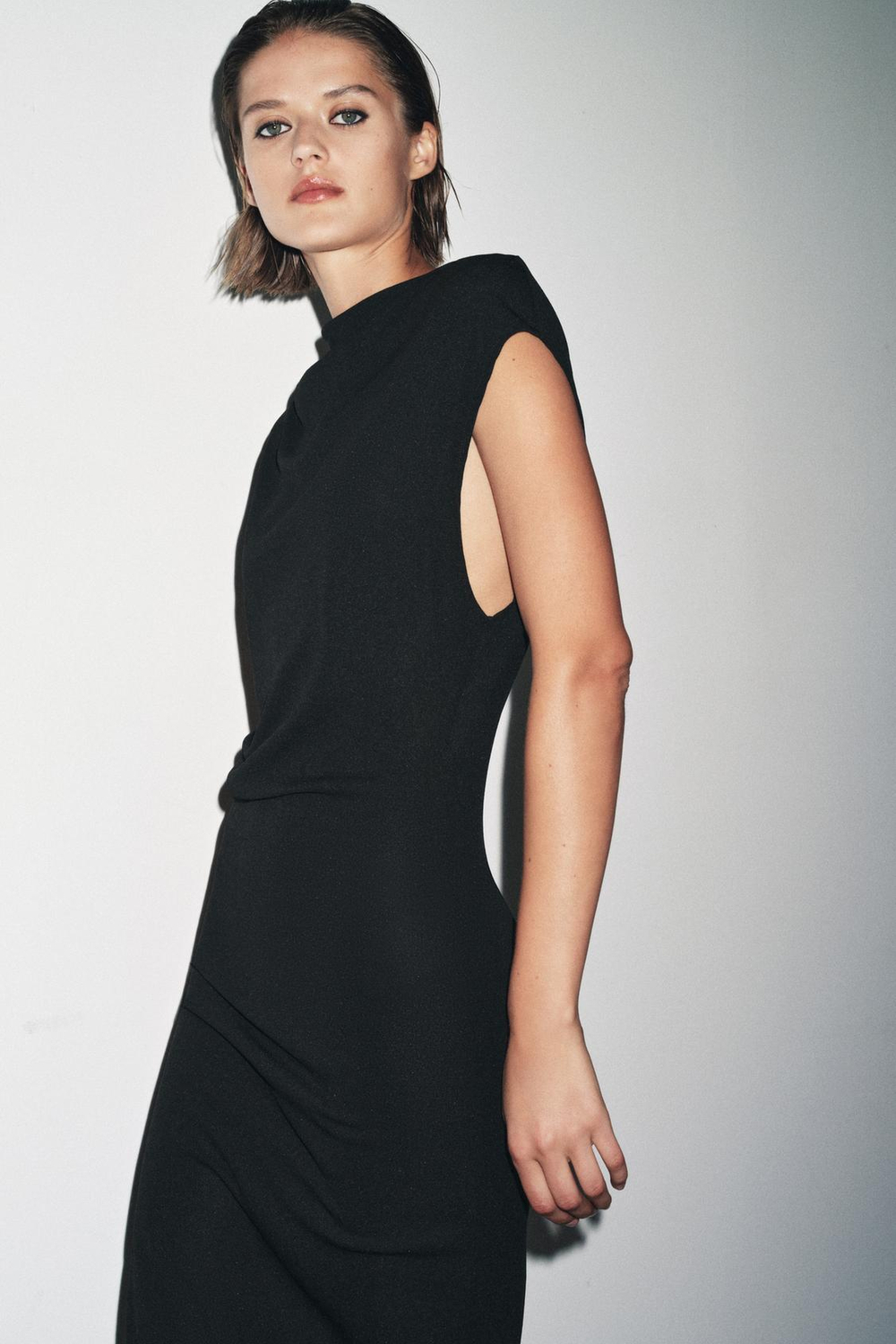 ZARA ДЛИННОЕ ПЛАТЬЕ СО СБОРКАМИ, ЧЕРНЫЙ