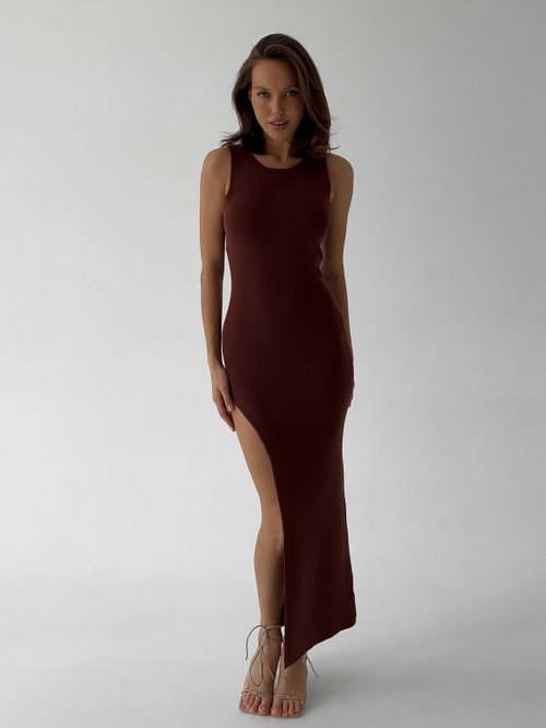 Платье вязаное, длинное, с глубоким разрезом на ноге