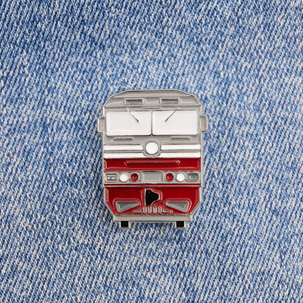 Значок тепловоз ТЭП70 серый