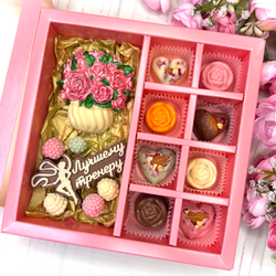 Шоколадный подарок "Лучшему тренеру. Художественная гимнастика. Ваза с розами": шоколадка-надпись, фигурка и 8 конфет ручной работы