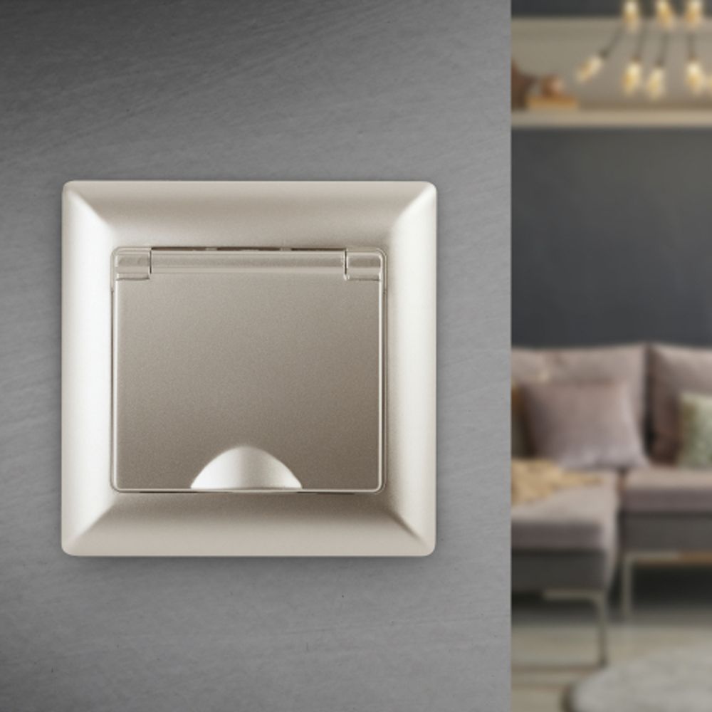 Розетка Intro Solo 4-203-04 с заземлением 2P+E Schuko с крышкой, 16А-250В, IP20, СУ, шампань