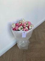 Авторский букет из яркой кустовой пионовидной розы с маттиолой