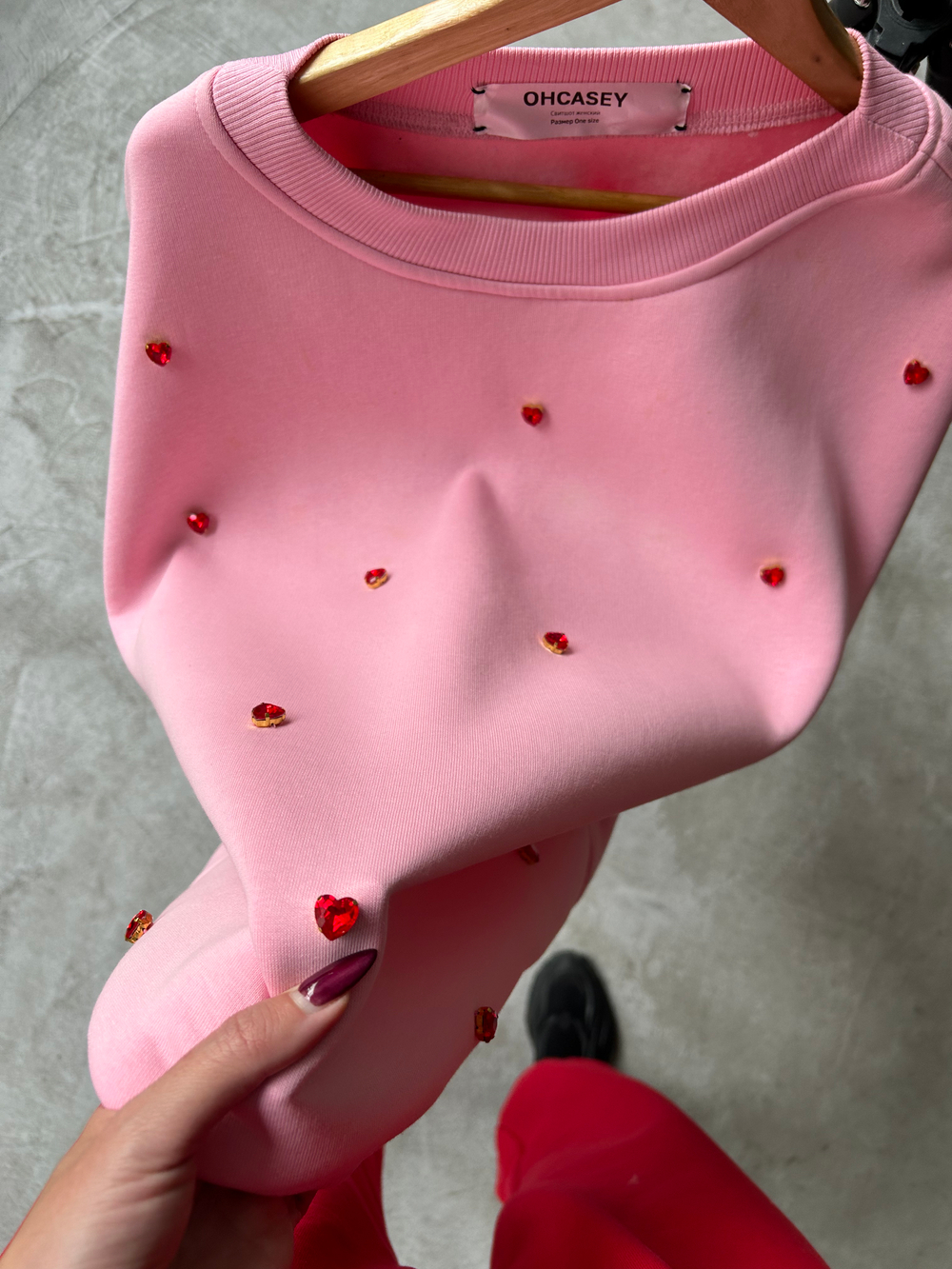 Свитшот oversize c сердечками стразами
