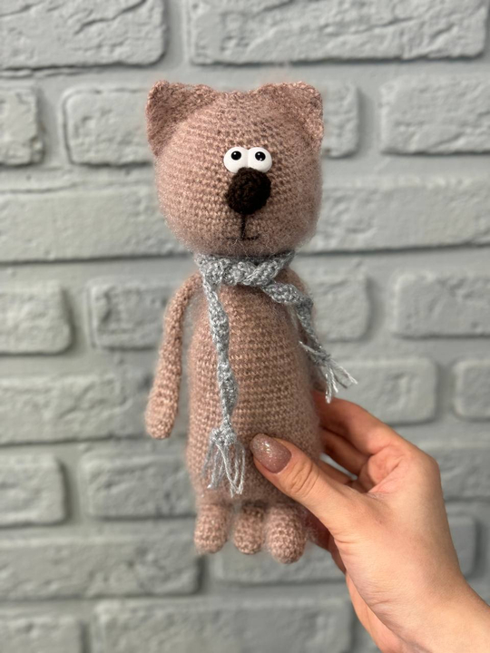 Кот пушистый вязаный маленький