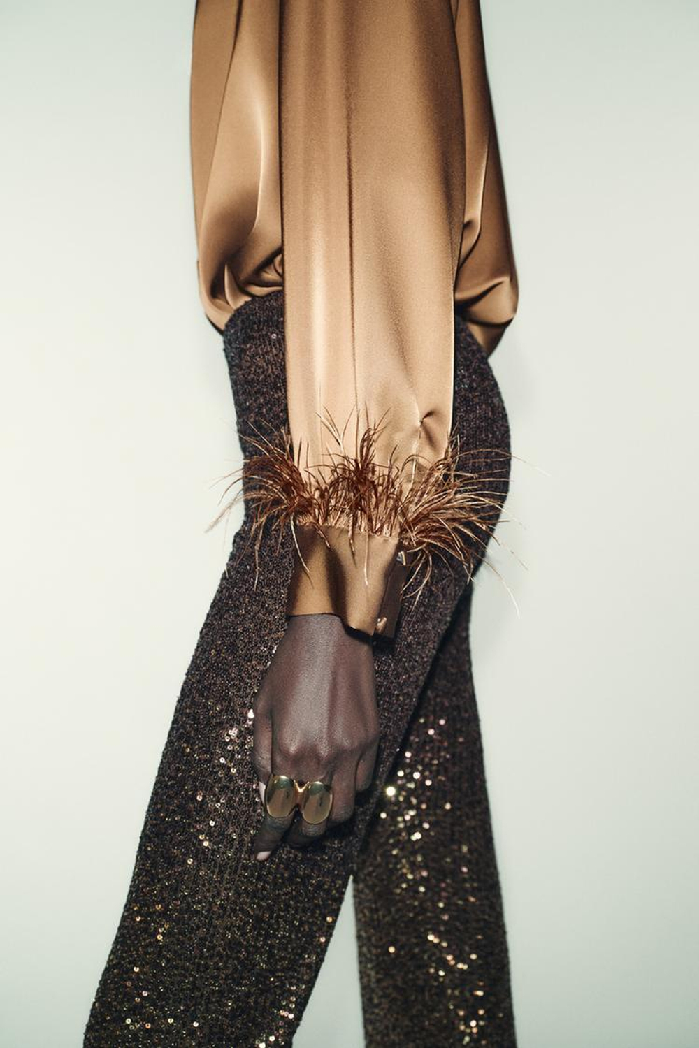 ZARA АТЛАСНАЯ БЛУЗА С ПЕРЬЯМИ, КАРАМЕЛЬНЫЙ