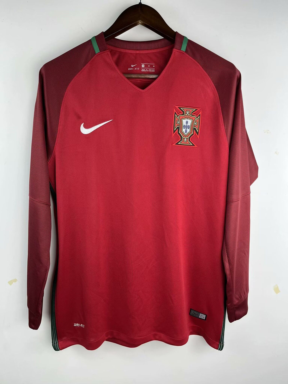Купить ретро форму сборной Португалии 2016