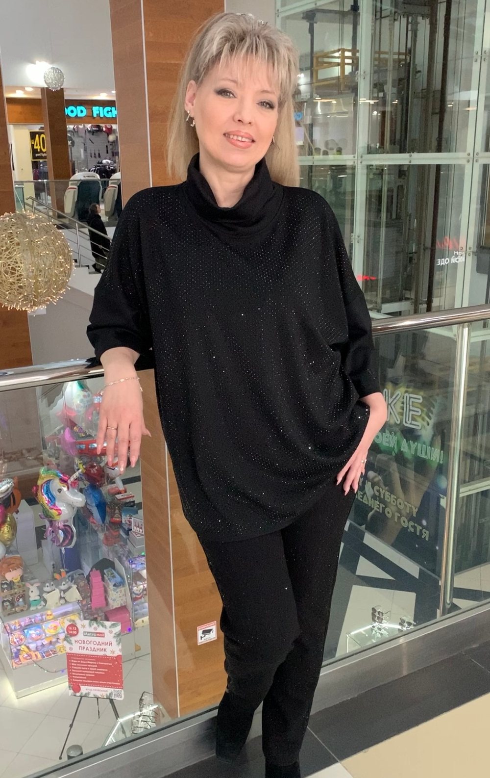 Нарядный джемпер-туника со стразовым принтом и хомутом