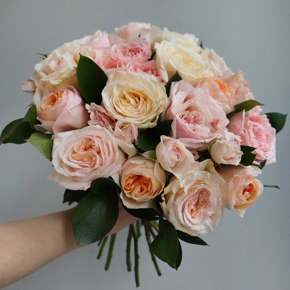 50. Ароматный микс букет из трёх видов роз