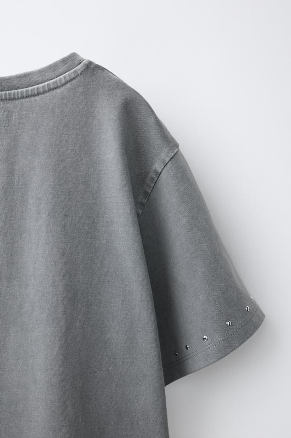 ZARA ФУТБОЛКА С БАХРОМОЙ И ЗАКЛЕПКАМИ, АНТРАЦИТОВО-СЕРЫЙ