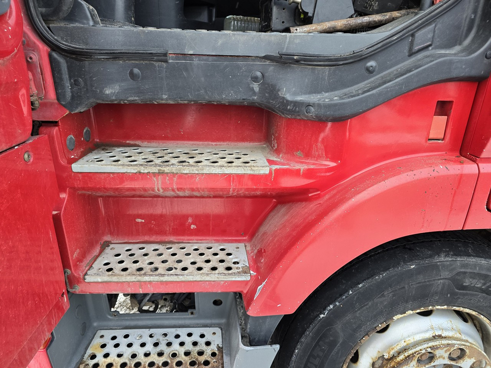 Корпус подножек левый