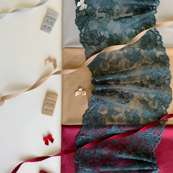 Вышивка на сетке изумруд 20 см