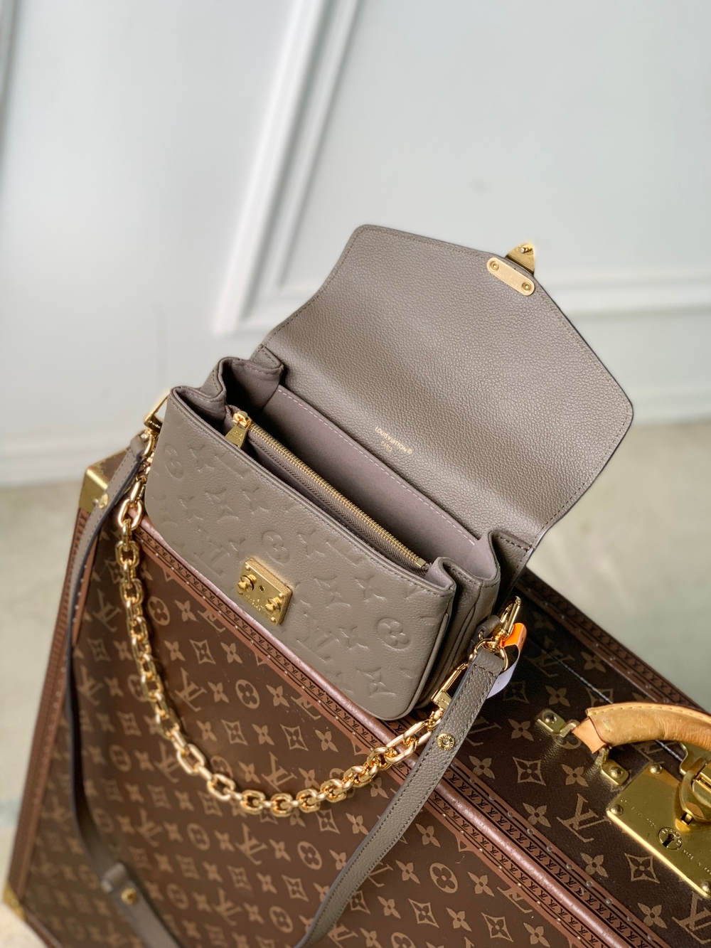 Louis Vuitton Pochette Metis East West