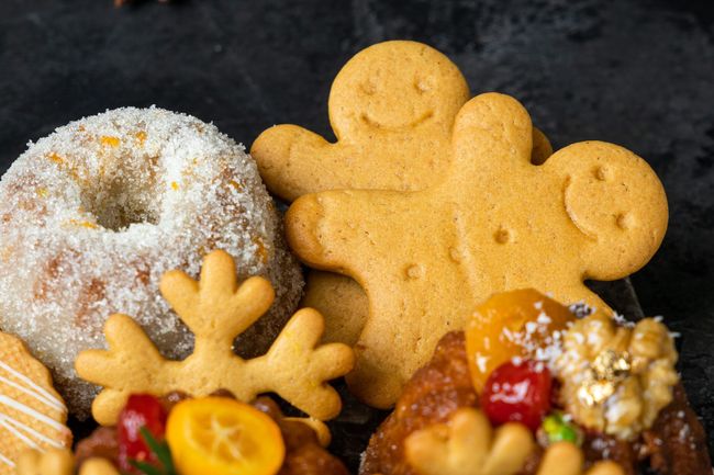 Ассорти десертов &quot;Новогодние лакомства 2025&quot; с дубайским шоколадом