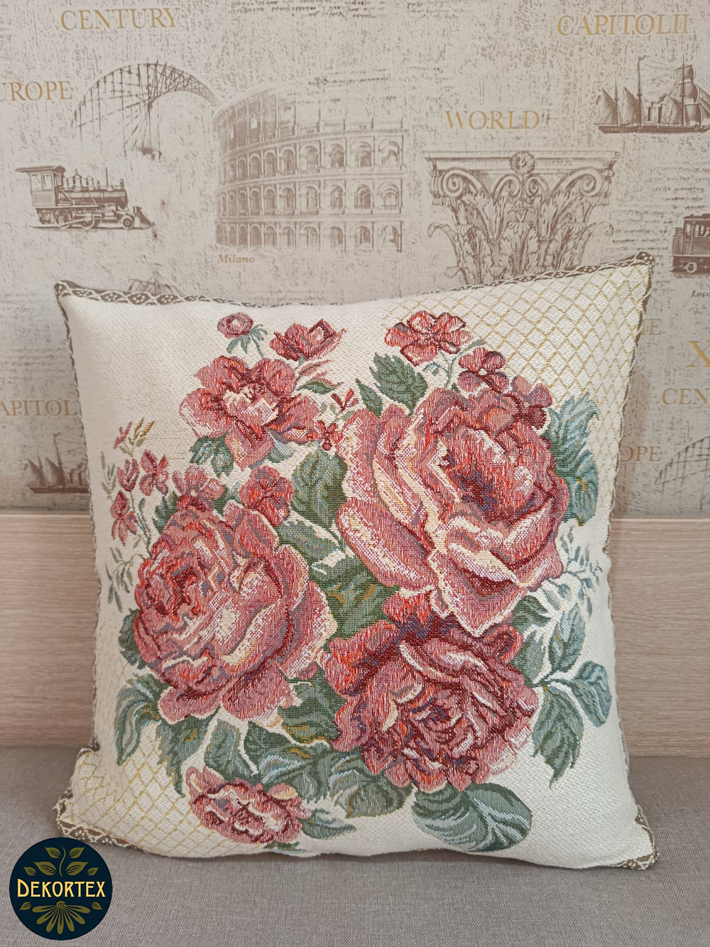 Декоративный гобеленовый чехол Розы белые 47х47