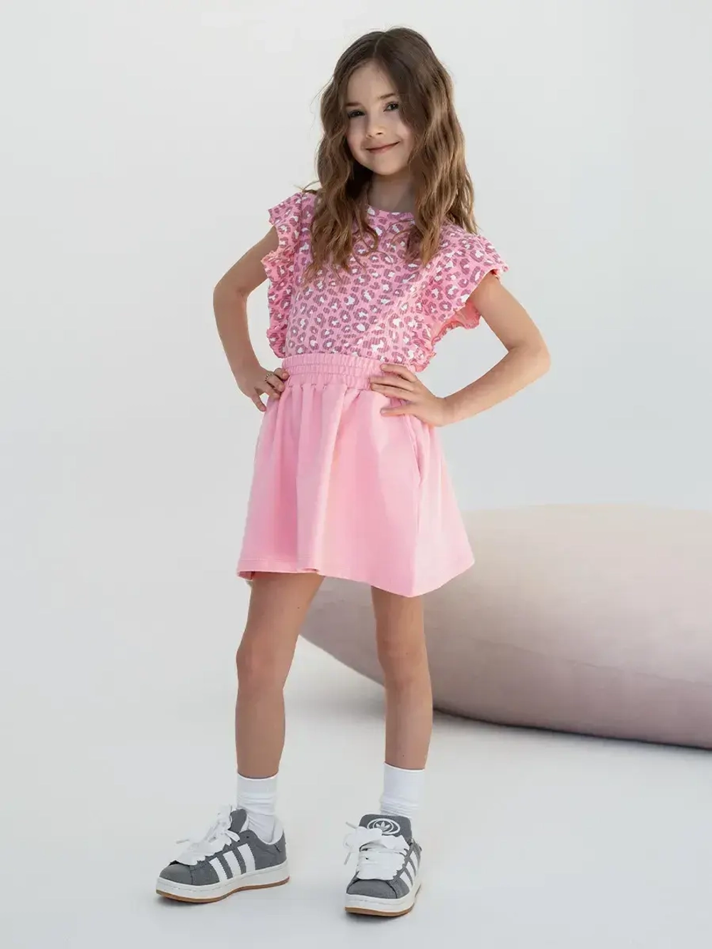 Розовый костюм для девочки с юбкой на лето