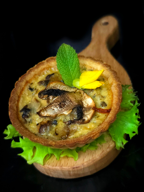 Киш с красным луком и грибами