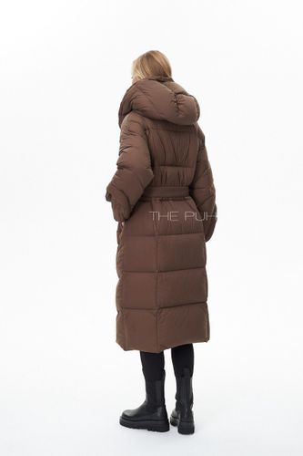 Коричневый длинный стеганый пуховик с поясом