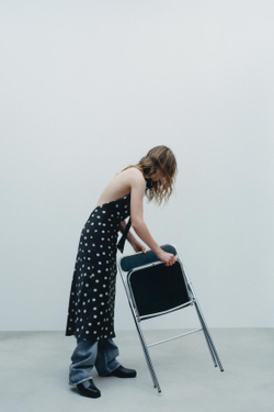 ZARA АТЛАСНОЕ ПЛАТЬЕ МИДИ В ГОРОШЕК, МОРСКОЙ ТЕМНО-СИНИЙ