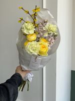 Кулек сборный из кустовых пионовидных роз, диантусов и веток форзиции