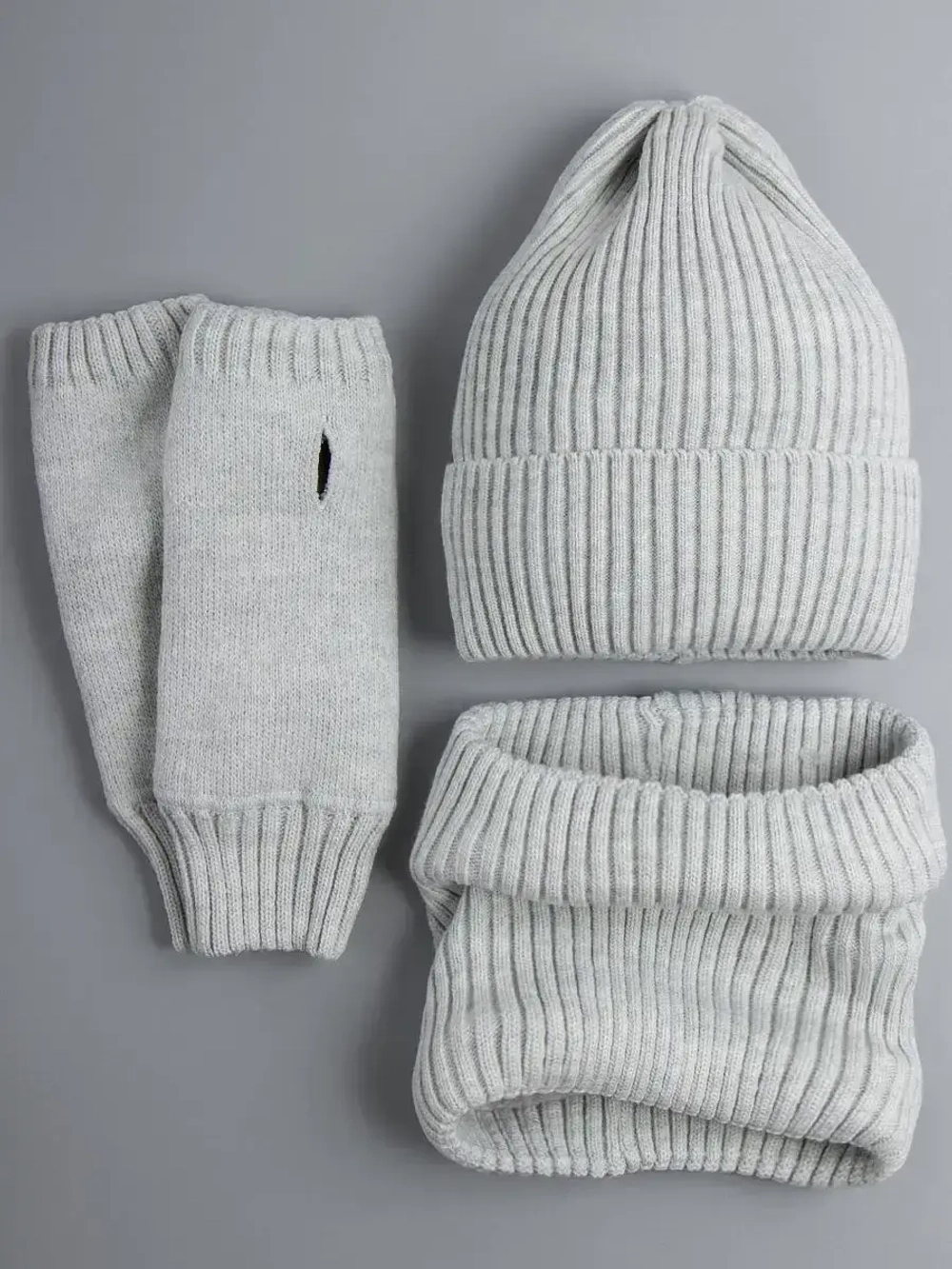 Шапка зимняя для девочки со снудом и митенками