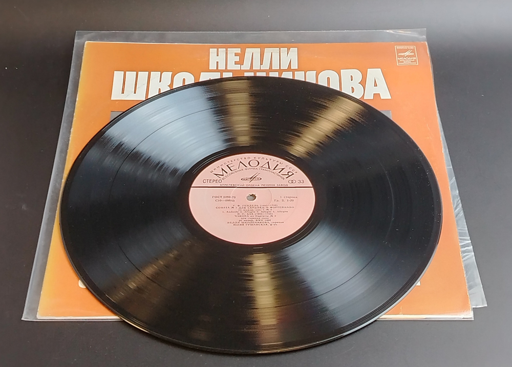 Нелли Школьникова скрипка - Юлия Гульшанская фортеиано - Гендель, Бах, Прокофьев, Шостакович. Виниловая пластинка 12 дюймов. Мелодия СССР
