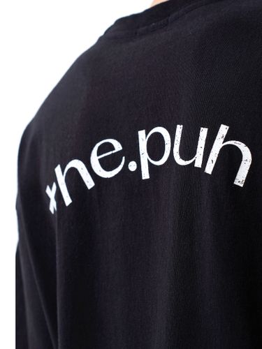 Черная футболка с необработанными краями и лого