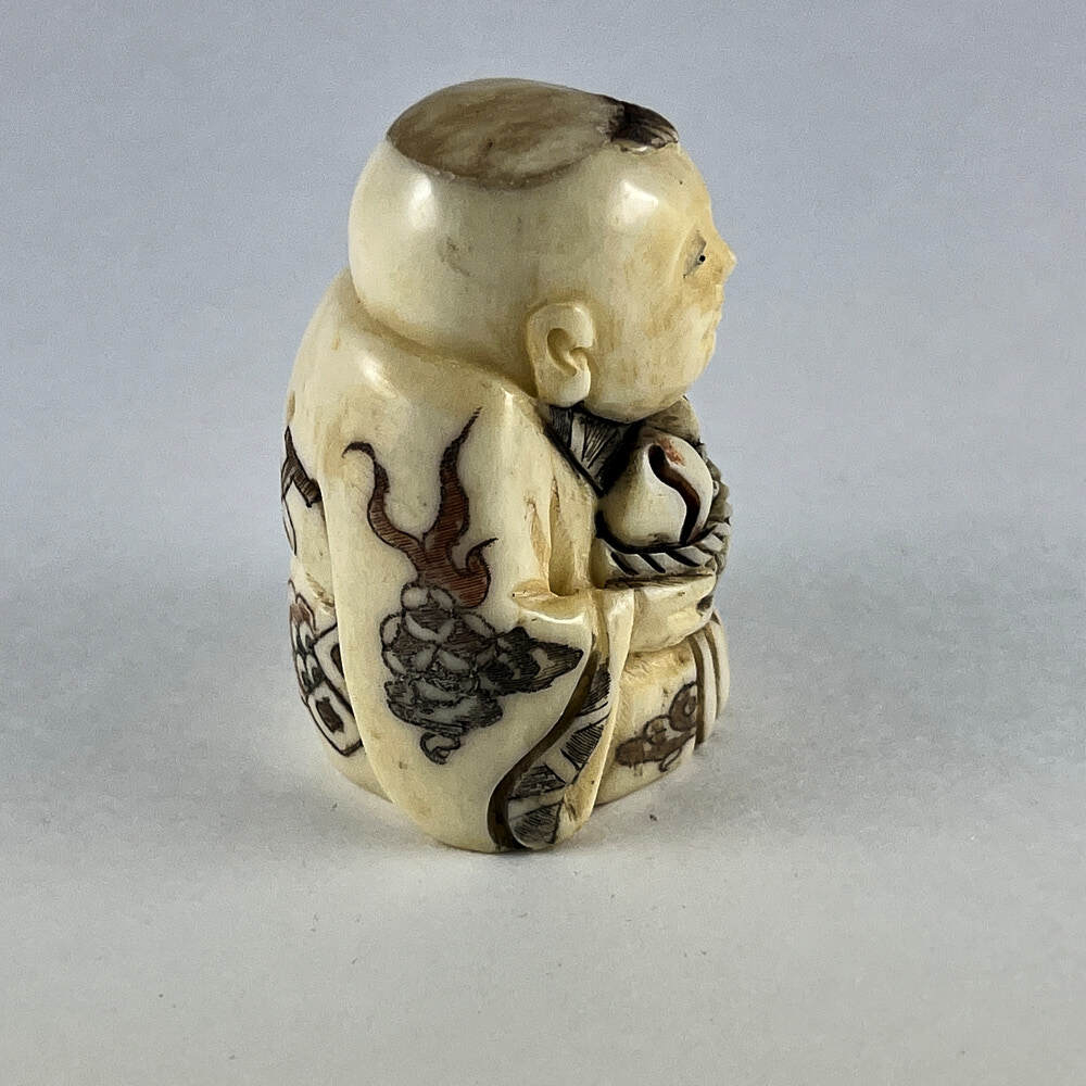 Статуэтка нэцкэ Мальчик Карако с рыбой на удачу