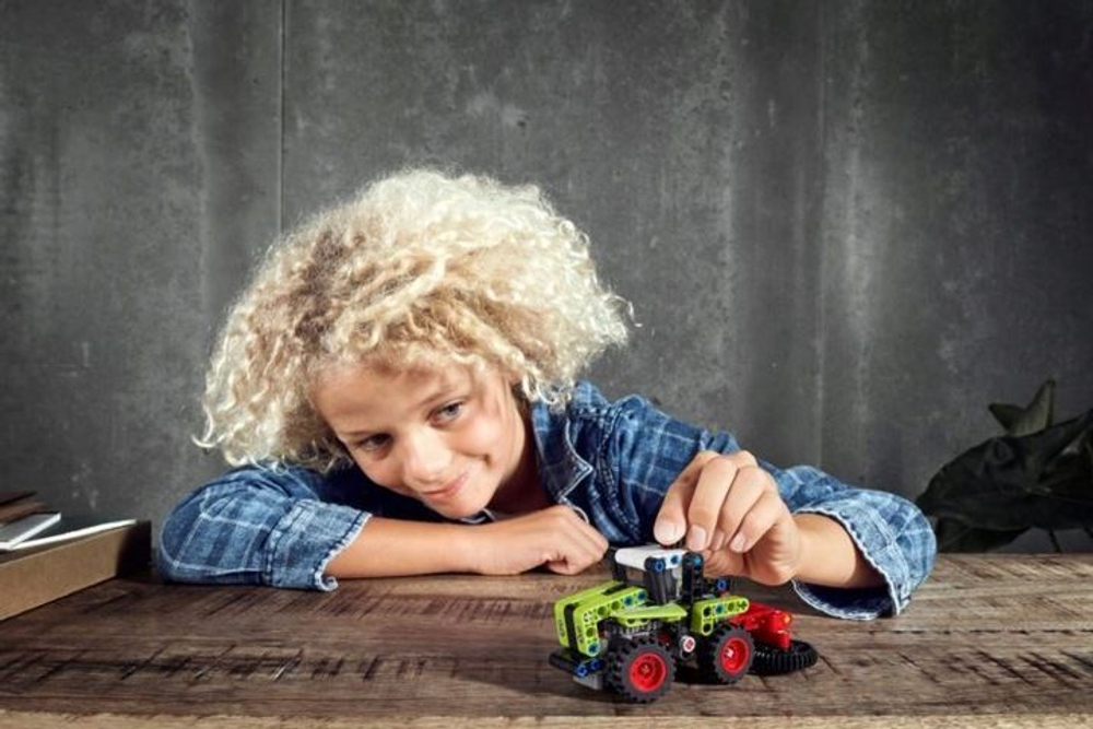 LEGO Technic Mini Class Xerion 42102
