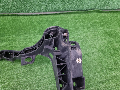 Кронштейн интеркулера правый Porsche Macan (14-18)