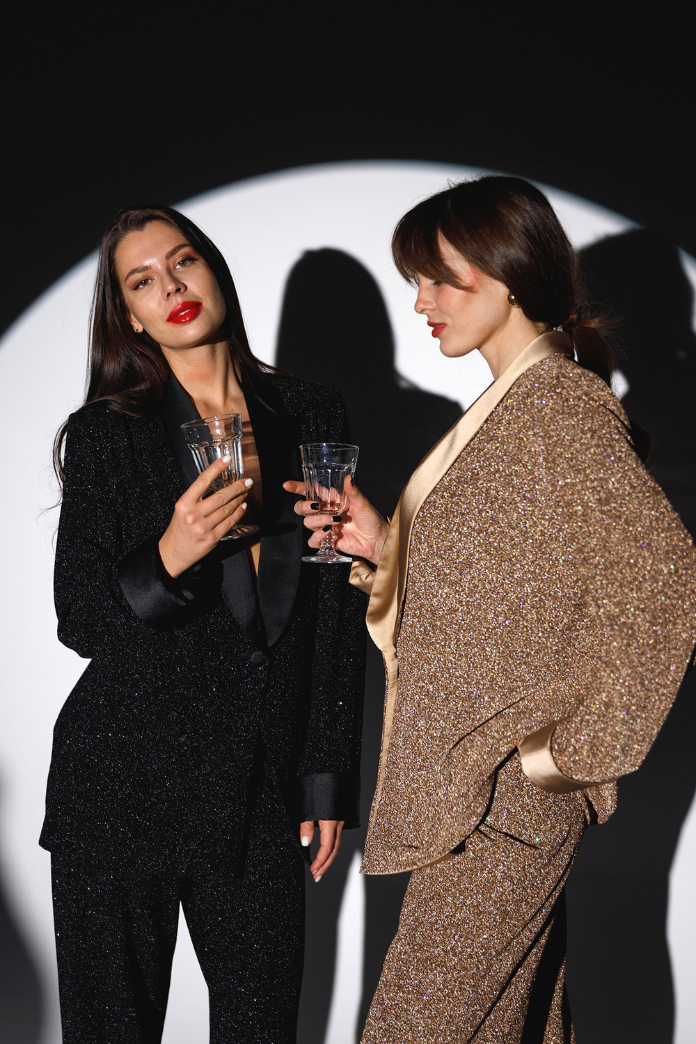 Костюм двойка из мерцающего трикотажа в черном оттенке