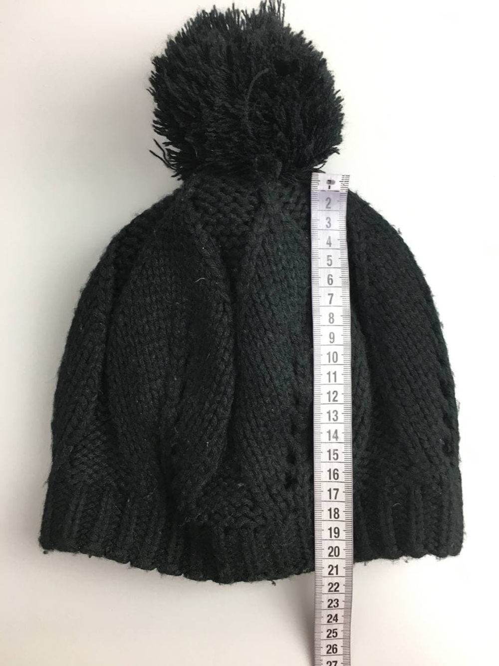 Шапка с черным помпоном