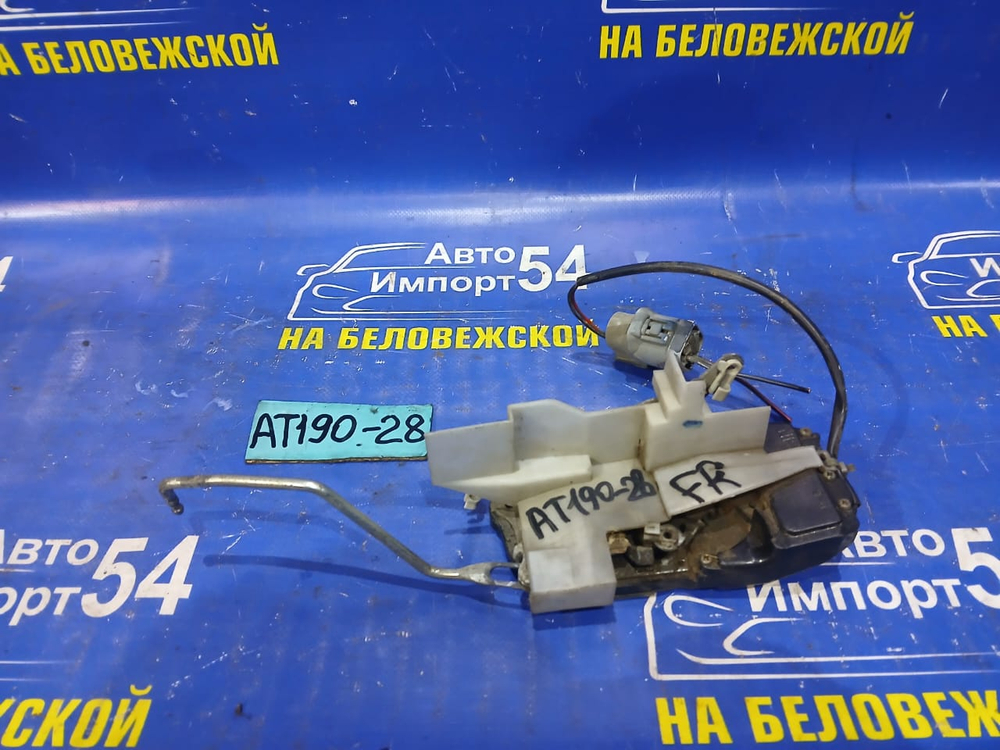 Замок двери передней правой TOYOTA CARINA E 1992