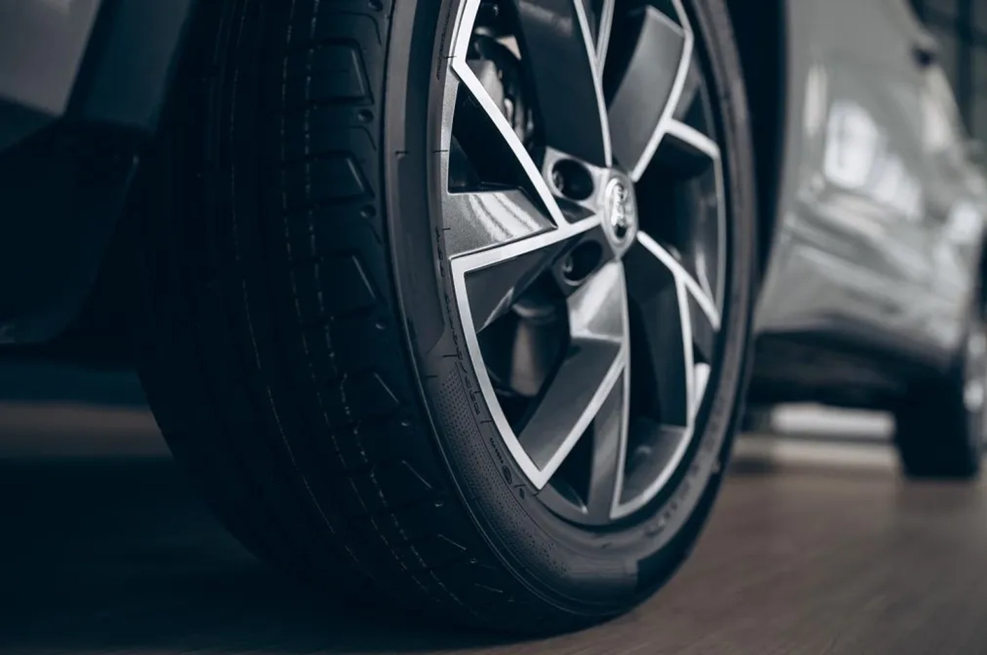 Как выбрать идеальные легковые шины для города и трассы — советы экспертов КамаСпецШина