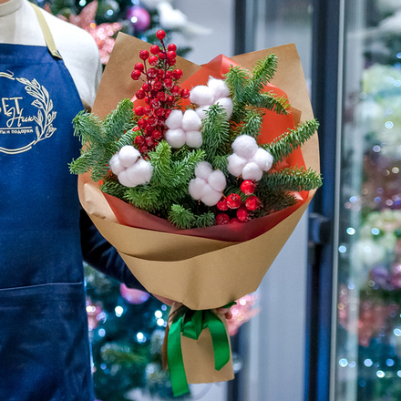 Букет из нобилиса и хлопка, оформленный в крафт