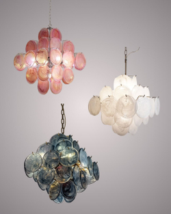 Стильные люстры из стеклянных дисков с эффектом мраморных разводов.