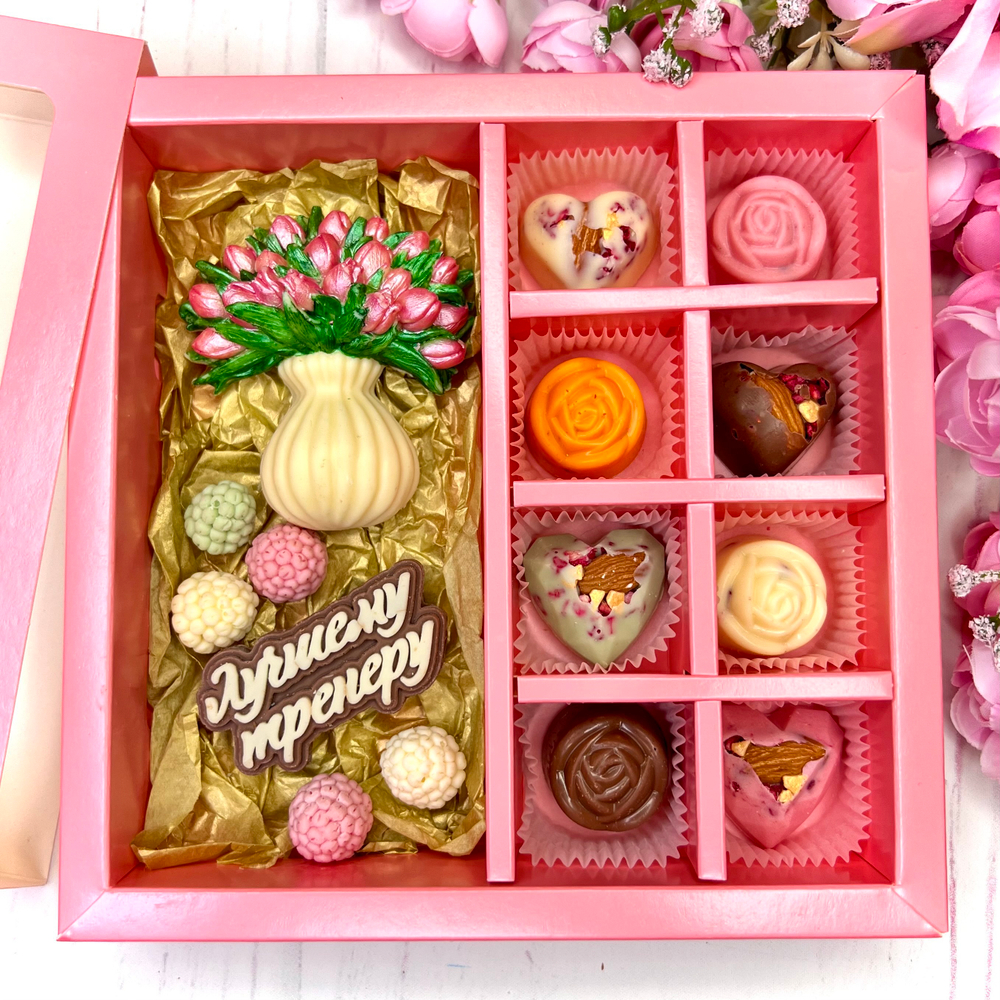 Шоколадный подарок "Лучшему тренеру. Ваза с тюльпанами": шоколадка-надпись, фигурка и 8 конфет ручной работы