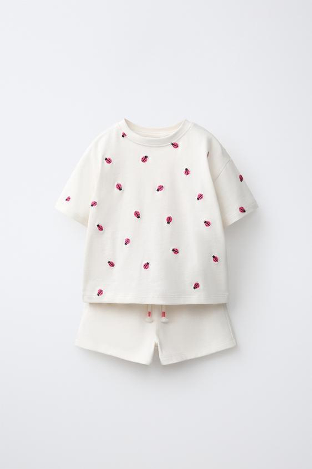 ZARA КОМПЛЕКТ ИЗ ФУТБОЛКИ И ШОРТОВ С ВЫШИВКОЙ, ЭКРЮ