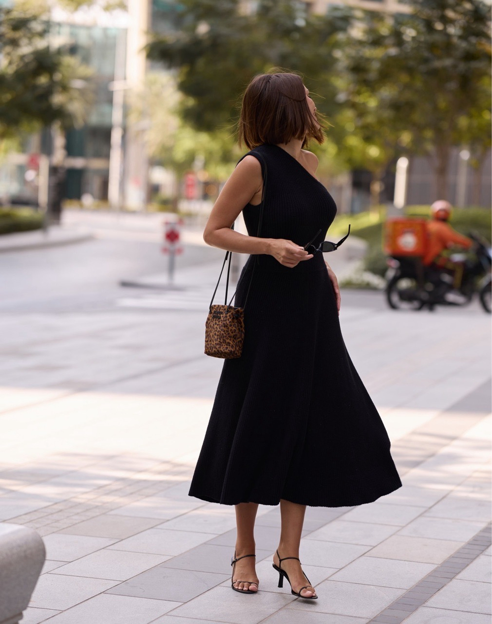 платье миди в черном цвете