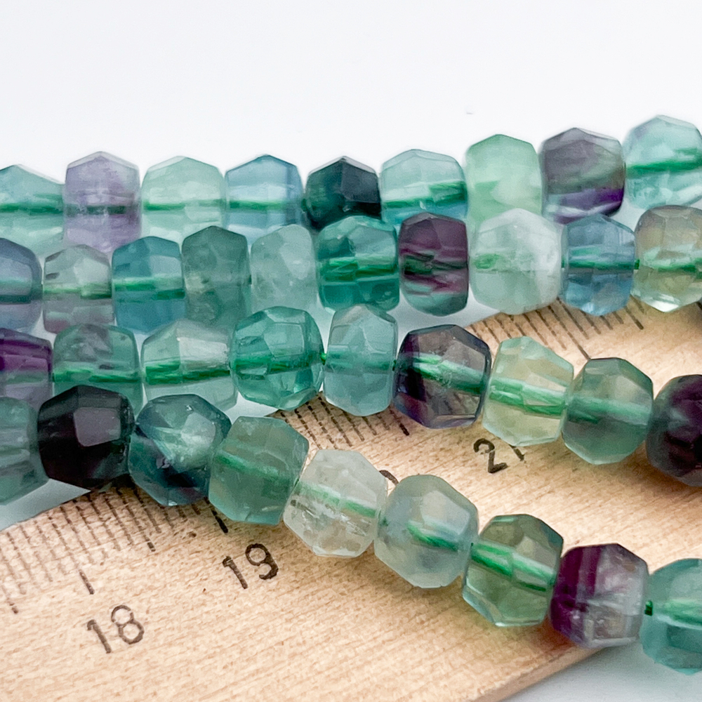 Флюорит бусины, рондель, размер около 5-6*7-7,5 мм, цена за 16-17 шт (1/4 нити)
