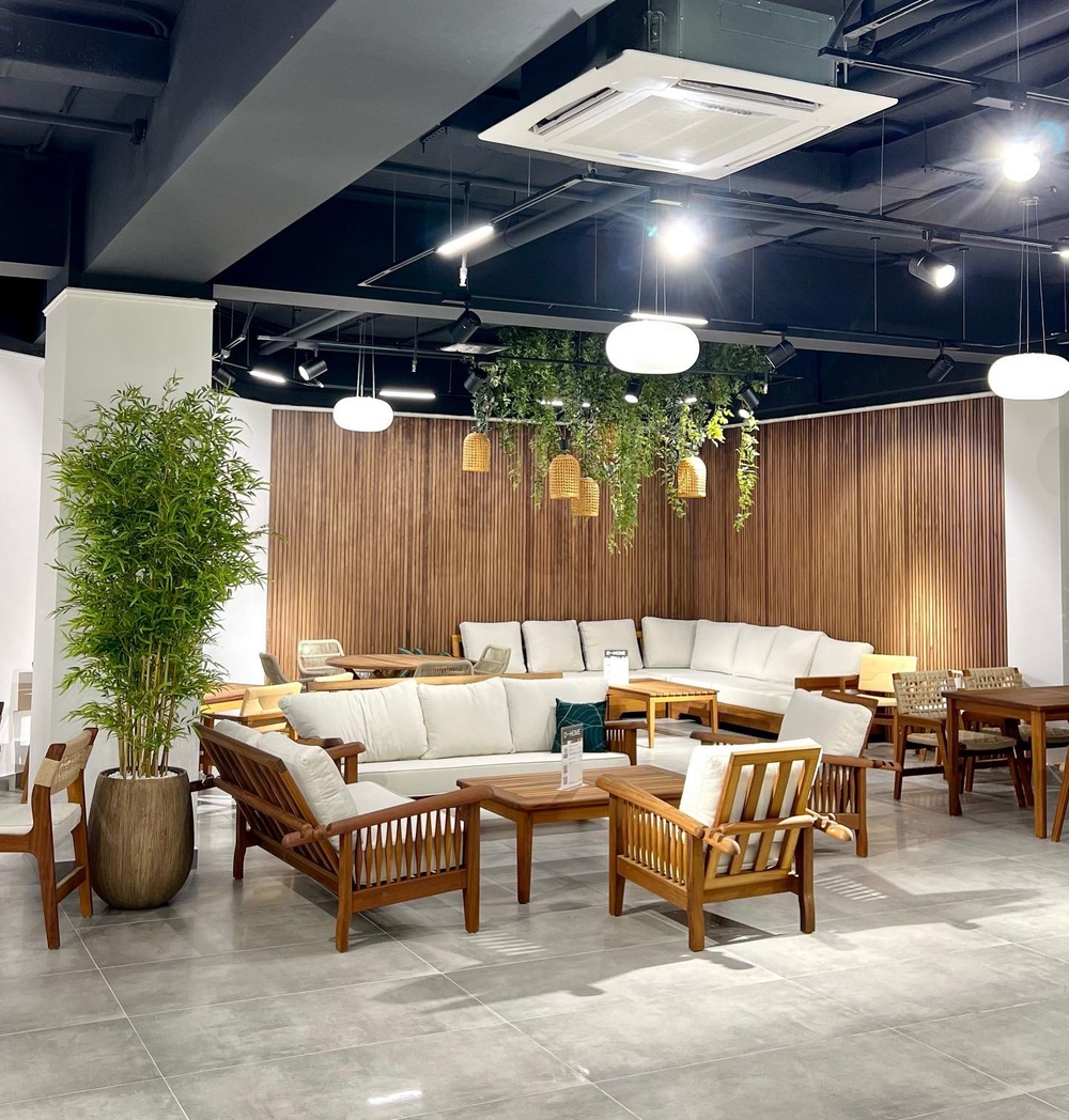 5.23. Искусственные растения в кашпо для мебельного салона.