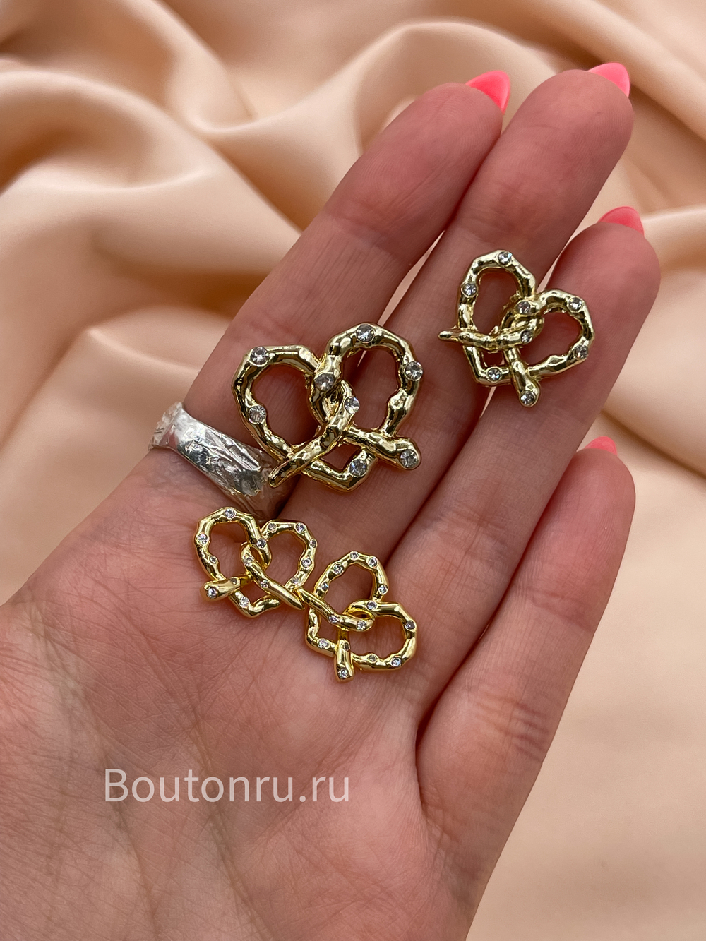 Серьги сердечки золотистые крендельки в стразах