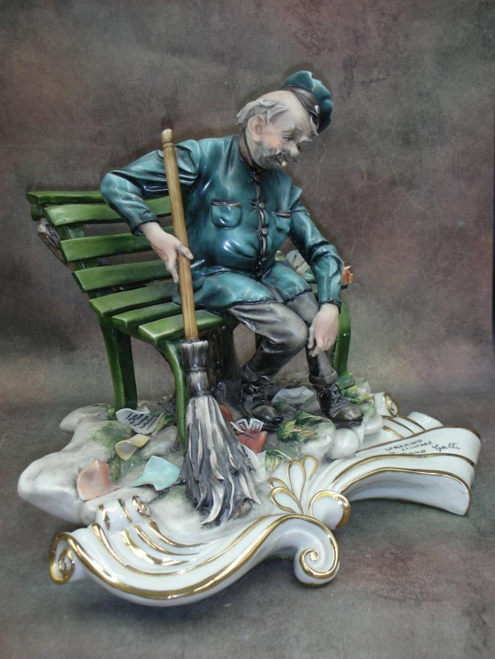 Статуэтка. Фарфор. Тихий страж двора. Capodimonte. Италия